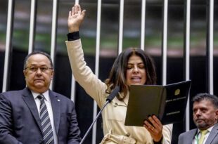 Antônia Lúcia joga lenha na fogueira que queima deputado-pastor Silas Câmara