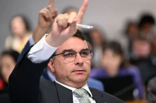 Água bateu na bunda: Flávio Bolsonaro muda de ideia sobre presos que alegam doença