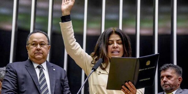 Antônia Lúcia joga lenha na fogueira que queima deputado-pastor Silas Câmara