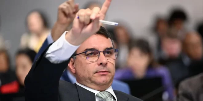 Água bateu na bunda: Flávio Bolsonaro muda de ideia sobre presos que alegam doença