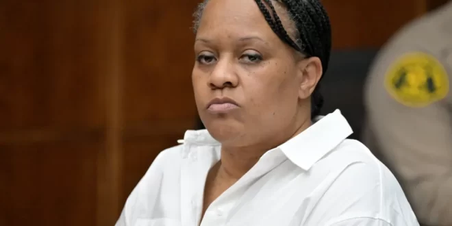 Mulher mata enfermeira com 17 facadas para roubar dinheiro para pagar viagem da filha