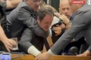 Veja as imagens de Glauber sendo retirado por seguranças da Câmara