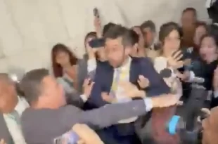 Polícia de Motta desfere chutes e socos em jornalistas na Câmara