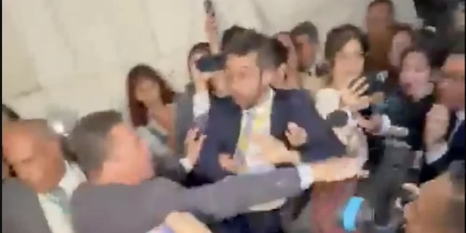 Polícia de Motta desfere chutes e socos em jornalistas na Câmara