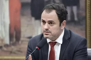 Glauber denuncia silenciamento após remoção à força da Mesa da Câmara
