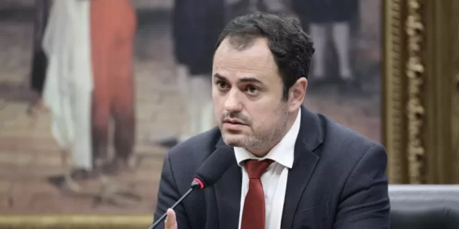 Glauber denuncia silenciamento após remoção à força da Mesa da Câmara