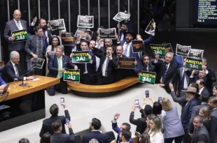 Bancada do Acre se divide na votação da redução de penas de condenados por tentativa de golpe de Estado