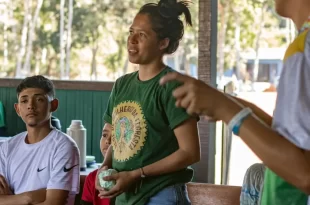 Seringueiras criam coletivo para manter jovens no campo: ‘O extrativista preserva a floresta’