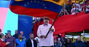 Venezuelanos saem às ruas para demonstrar apoio ao governo Maduro