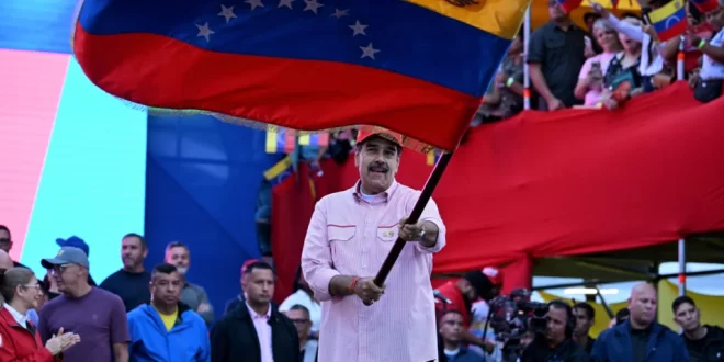 Venezuelanos saem às ruas para demonstrar apoio ao governo Maduro