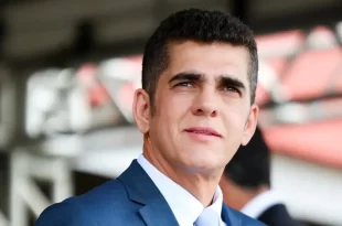 Deputado federal alvo de operação da PF joga celulares pela janela