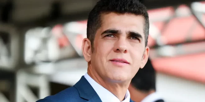 Deputado federal alvo de operação da PF joga celulares pela janela
