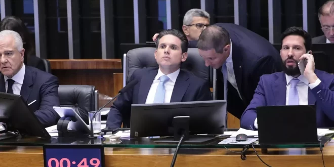 Ramagem, Zambelli e Eduardo têm salários suspensos, mas gabinetes seguem ativos e somam R$ 400 mil por mês