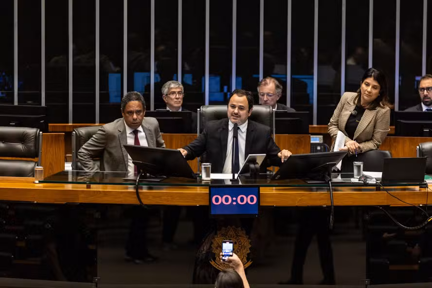 Assista ao pronunciamento de Glauber Braga ao sentar na cadeira do presidente