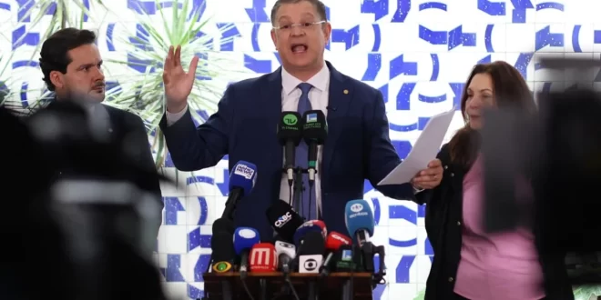 Muito pior do que Sóstenes admite: movimentação de dinheiro sem origem atinge quase R$ 30 milhões