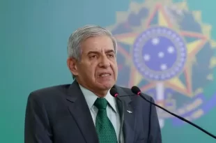 Moraes autoriza prisão domiciliar para general Heleno após laudo médico