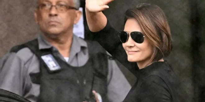 Michelle Bolsonaro se afasta do PL Mulher após candidatura de Flávio