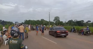 Alô prefeito: moradores do Santa Cecília bloqueiam BR-364 por melhorias urgentes