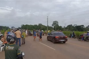 Alô prefeito: moradores do Santa Cecília bloqueiam BR-364 por melhorias urgentes