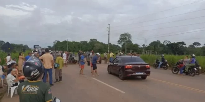 Alô prefeito: moradores do Santa Cecília bloqueiam BR-364 por melhorias urgentes