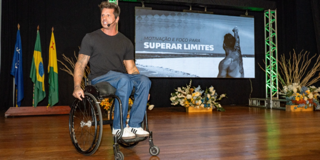 Com história de superação, palestra de Fernando Fernandes é sucesso de público em Cruzeiro do Sul