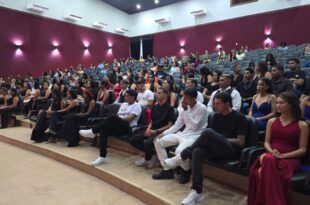Mais de 100 estudantes concluem o ensino médio pela EJA em formatura no Teatro dos Náuas, em Cruzeiro do Sul