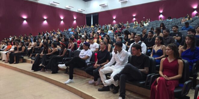 Mais de 100 estudantes concluem o ensino médio pela EJA em formatura no Teatro dos Náuas, em Cruzeiro do Sul