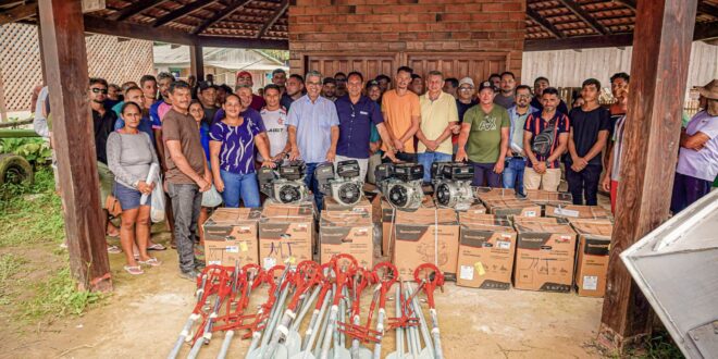 Perpétua Almeida garante 182 barcos e motores para ribeirinhos de 8 municípios do Acre