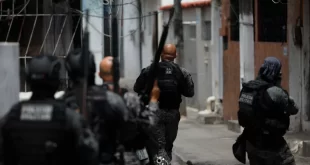 Vergonha: PMs são flagrados por câmeras corporais roubando celular durante matança no Rio