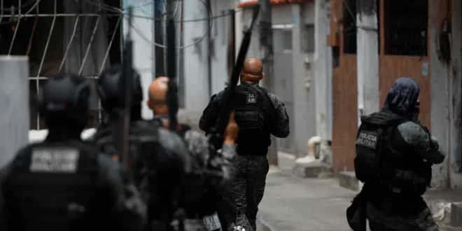 Vergonha: PMs são flagrados por câmeras corporais roubando celular durante matança no Rio
