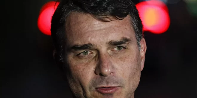 Clã Bolsonaro transforma escândalos em capital político e desafia os limites da democracia brasileira