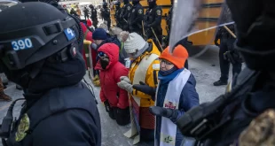 Cem líderes religiosos são presos em protesto contra o ICE em aeroporto de Minneapolis