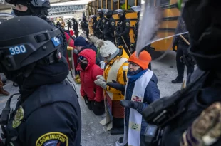 Cem líderes religiosos são presos em protesto contra o ICE em aeroporto de Minneapolis