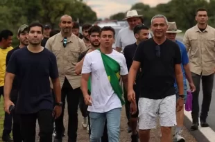 Michelle, Tarcísio, Flávio e Malafaia fogem da foto na arca de Nikolas