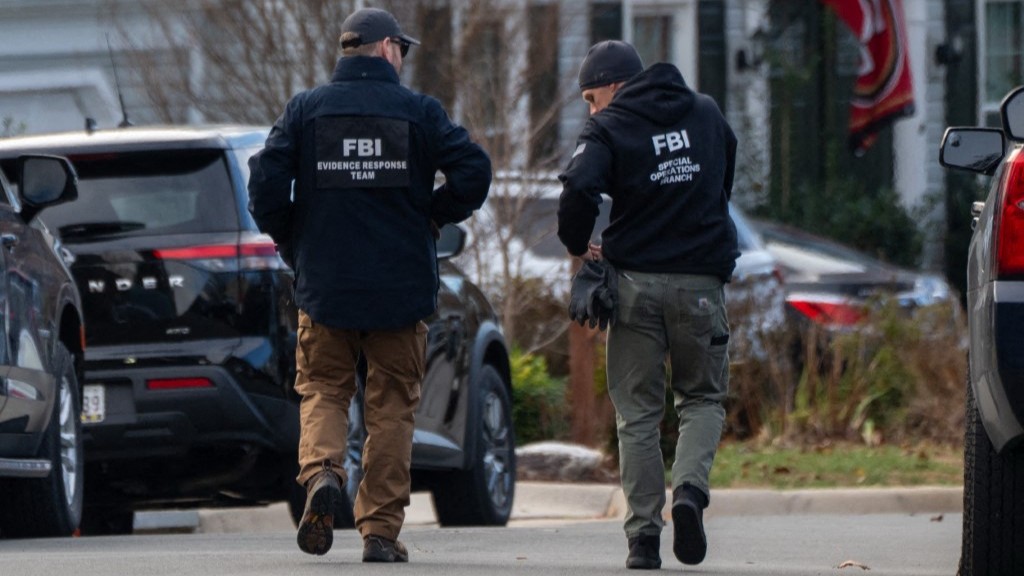 Autoritarismo de Trump: FBI invade casa de jornalista do Washington Post e apreende material