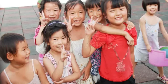 China taxa preservativos e pílulas anticoncepcionais para tentar elevar natalidade