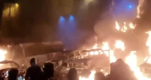 Filme já visto: manifestantes do Irã matam autoridades e atacam prédios do governo