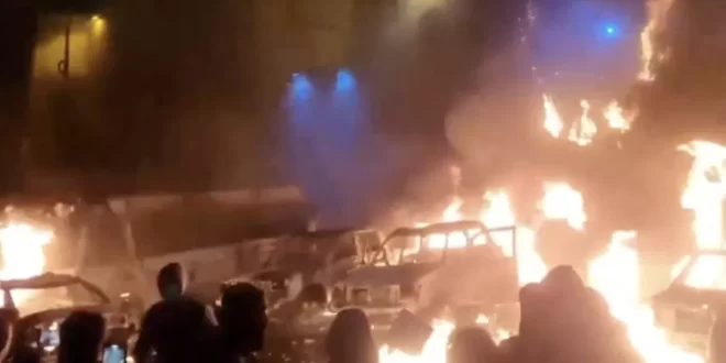 Filme já visto: manifestantes do Irã matam autoridades e atacam prédios do governo