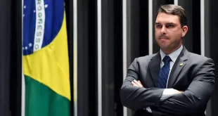 Pagando mico: Flávio Bolsonaro é esnobado por secretário de Trump