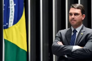 Pagando mico: Flávio Bolsonaro é esnobado por secretário de Trump