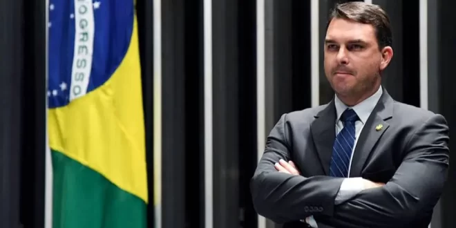 Pagando mico: Flávio Bolsonaro é esnobado por secretário de Trump