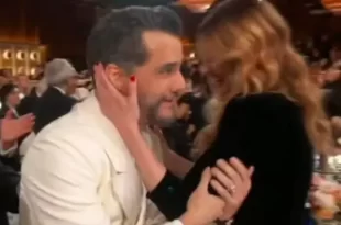 Sucesso internacional: Wagner Moura recebe abraço de Adam Sandler e beijo de Julia Roberts