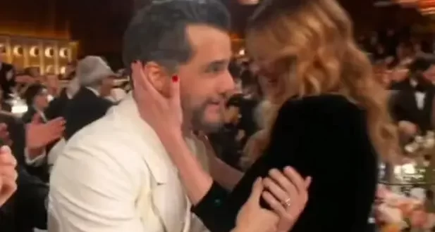 Sucesso internacional: Wagner Moura recebe abraço de Adam Sandler e beijo de Julia Roberts