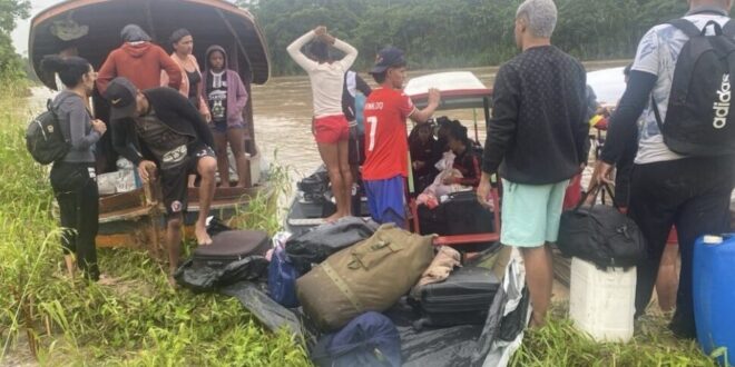 Barco com time de futebol naufraga a caminho de Jordão; homem está desaparecido