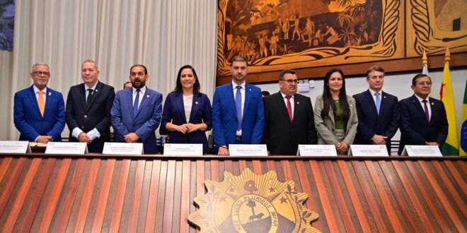Governadora em exercício Mailza participa da posse da nova mesa diretora do Parlamento Amazônico