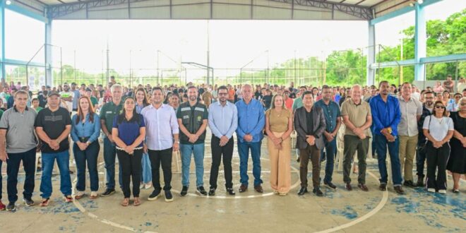 Gladson Camelí assina contrato para construção de casas populares em Plácido de Castro