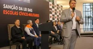Justiça proíbe PMs de darem aulas em SP e suspende regras de escolas cívico-militares