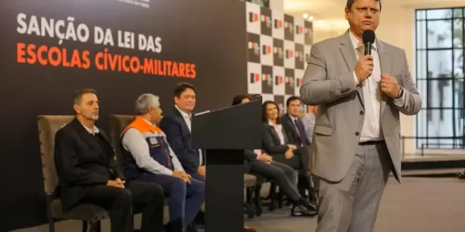 Justiça proíbe PMs de darem aulas em SP e suspende regras de escolas cívico-militares