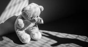 Violência sexual na Inglaterra: mulher abusava sexualmente e drogava a própria irmã de 13 anos