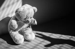Violência sexual na Inglaterra: mulher abusava sexualmente e drogava a própria irmã de 13 anos